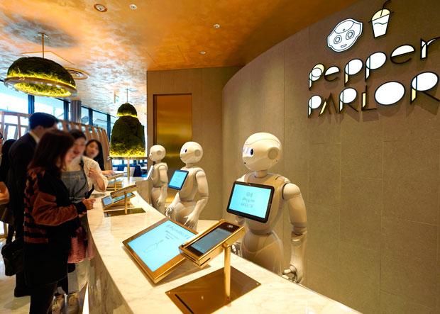 東急プラザ渋谷５階のカフェラウンジ「Ｐｅｐｐｅｒ　ＰＡＲＬＯＲ」。ロボットたちが客をもてなしてくれる＝Ｐｈｏｔｏ　ｂｙ　Ｃｈｒｉｓｔｏｐｈｅｒ　Ｊｕｅ　／Ｇｅｔｔｙ　Ｉｍａｇｅｓ　ｆｏｒ　Ｔｏｋｙｕ　Ｌａｎｄ　Ｃｏｒｐｏｒａｔｉｏｎ