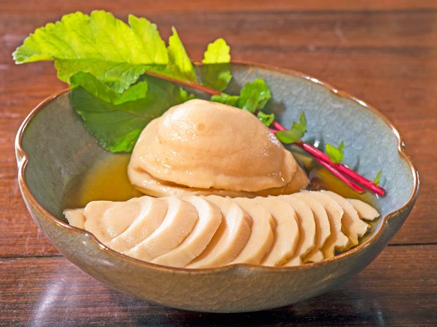 「こんにゃくのあわび」/食感も味わいも、あわびそのものと思いきや、こんにゃく製。台湾では「もどき」食材がたくさんあり、掘り出す楽しみも(撮影/楠本涼)