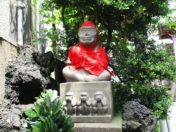 巣鴨庚申塚の境内に鎮座する猿神像