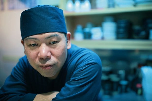 居酒屋でのポートレート。光を選べない悪条件だが、シャープネス、周辺域までの均質的な描写、ボケ味も申し分ない● キヤノン EOS 5DMarkIII・AE（絞りf1.4・200分の1秒・－0.3補正）・ISO800・AWB・RAW
<br />