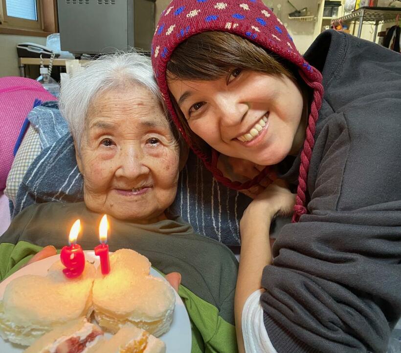 母ひで子さんの91歳の誕生日を祝ったときの写真／2019年11月16日（本人提供）