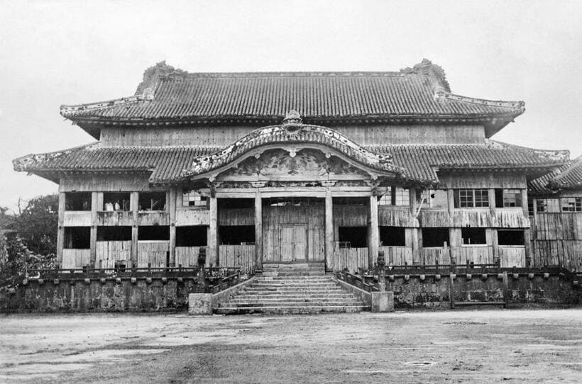 1921年撮影の首里城正殿の大龍柱は正面向き