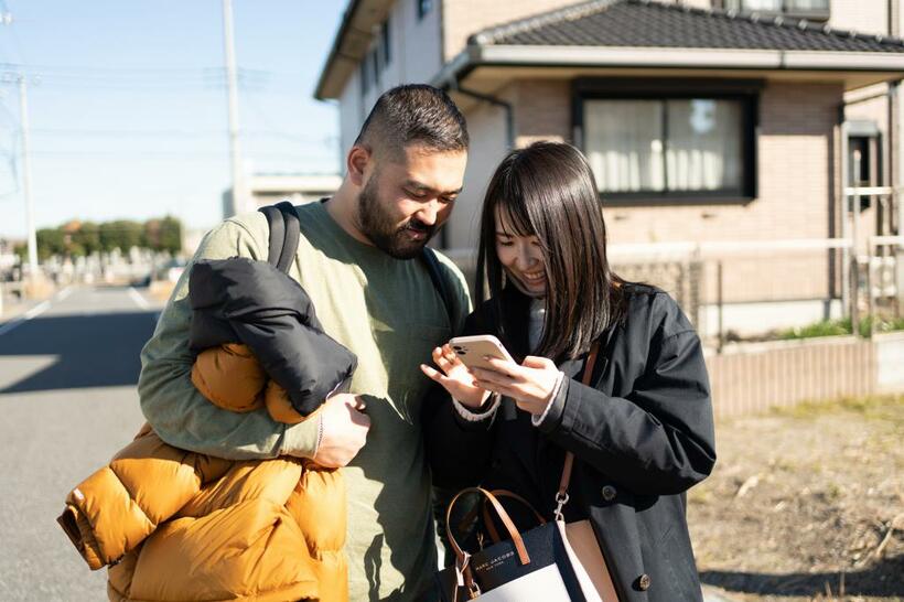 木更津の実家で猫を２匹飼っていて、毎月妹と２人で爪を切りに行く。幼い頃から優しいお兄ちゃんが大好きで仕事場や海外へも一緒に出かける妹は、今では小泉の仕事を支えるパートナーになった（写真＝小山幸佑）