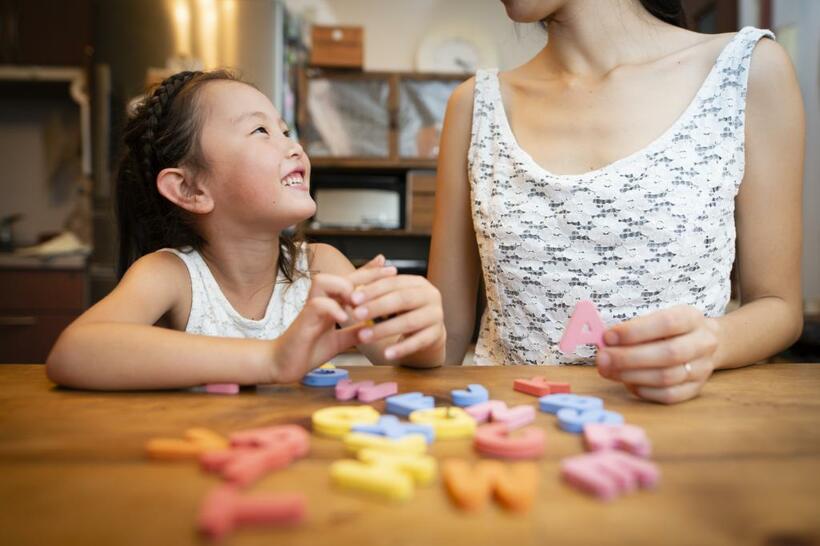 「家庭では英語」でバイリンガル子育てを目指すも、子どもたちはさまざまな手法で抜け穴を探す…（写真／gettyimages）