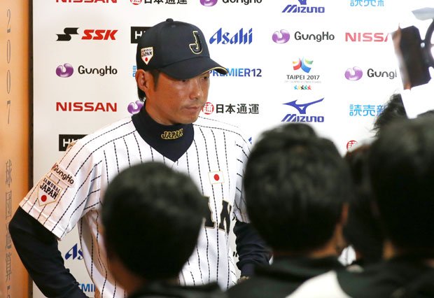 韓国に敗れ、インタビューに応じる小久保裕紀監督　（ｃ）朝日新聞社