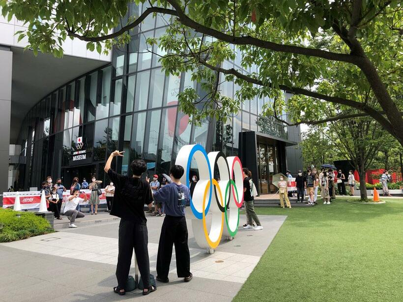 「JAPAN SPORT OLYMPIC SQUARE」内にあるモニュメント。ここだけは長蛇の列が！（撮影／岡本直也）