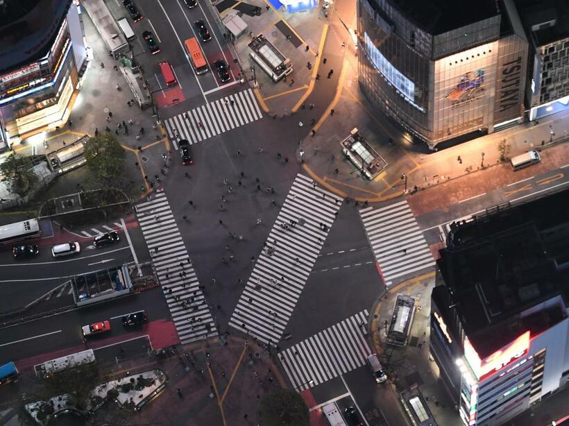 緊急事態宣言下の渋谷駅前のスクランブル交差点