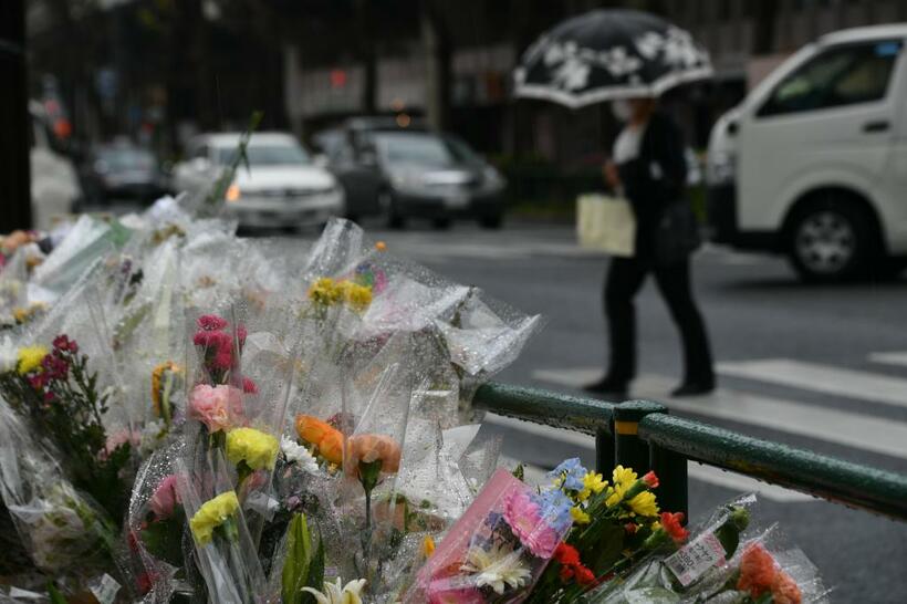 たくさんの花が手向けられた東京・池袋の事故現場。（Ｃ）朝日新聞社