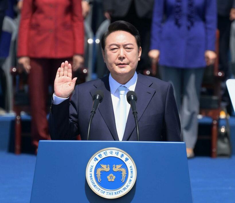２０２２年５月１０日、ソウルの韓国国会議事堂前広場で行われた就任式で宣誓する尹錫悦大統領／東亜日報提供