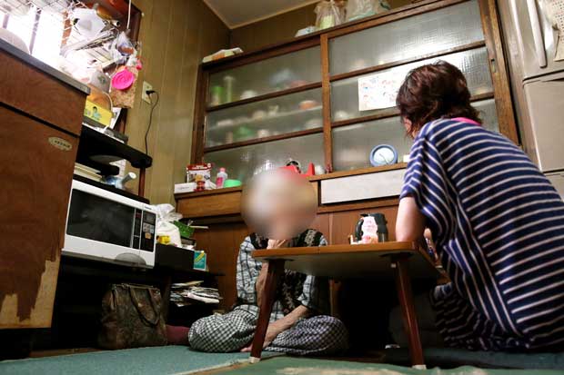 老人の社会的な孤立も万引きに影響が……（写真はイメージです）　（ｃ）朝日新聞社