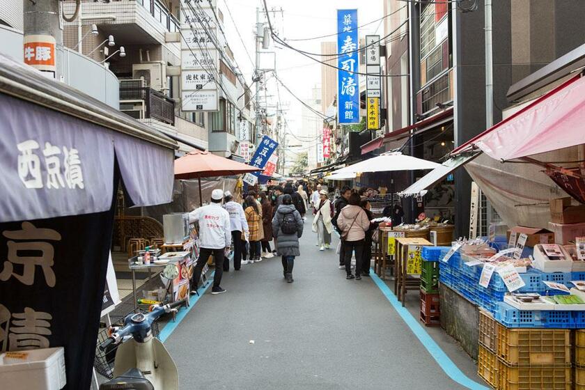 普段は中国人観光客でにぎわう築地場外市場。露天商の男性は「２月に入ってからは人出も売り上げも通常の半分くらい」と話す／２月２０日（撮影／写真部・片山菜緒子）