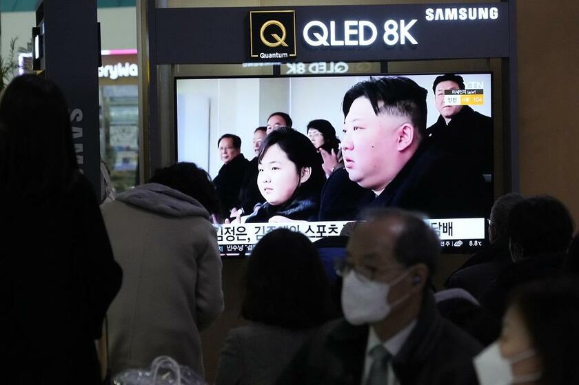 北朝鮮の金正恩総書記と娘、キム・ジュエ氏を映すソウル駅のテレビ画面＝２月18日（AP/アフロ）