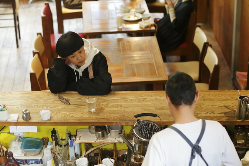 京都・鴨川近くの「かもがわカフェ」には修業時代から通っている。「うちのお客さんは、みんな応援してますよ」と、オーナーの高山大輔(写真手前)。二葉は「大ちゃん」と呼ぶ(撮影/武藤奈緒美)