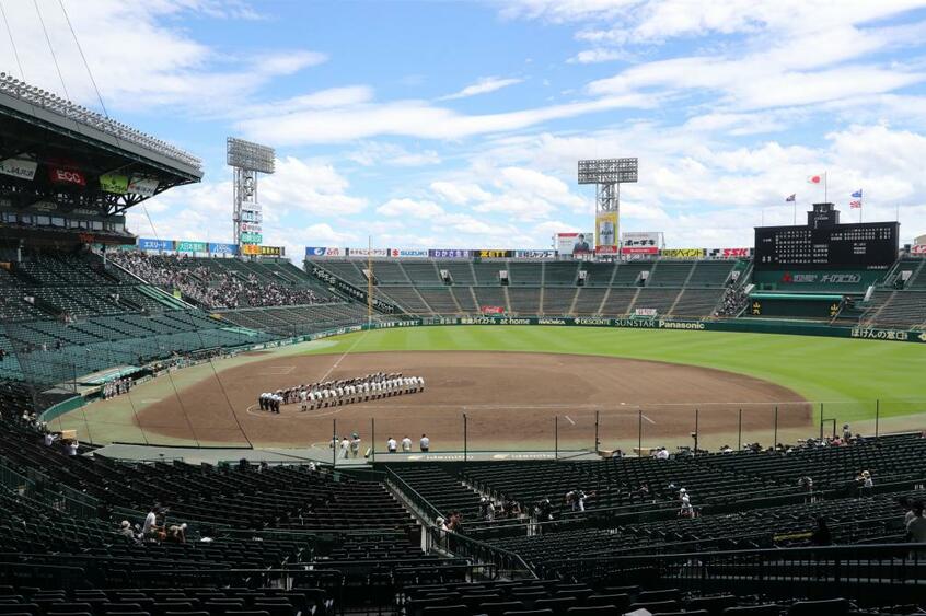 野球部員や保護者以外は無観客で行われている2020年甲子園高校野球交流試合=撮影/松永卓也(写真部)
