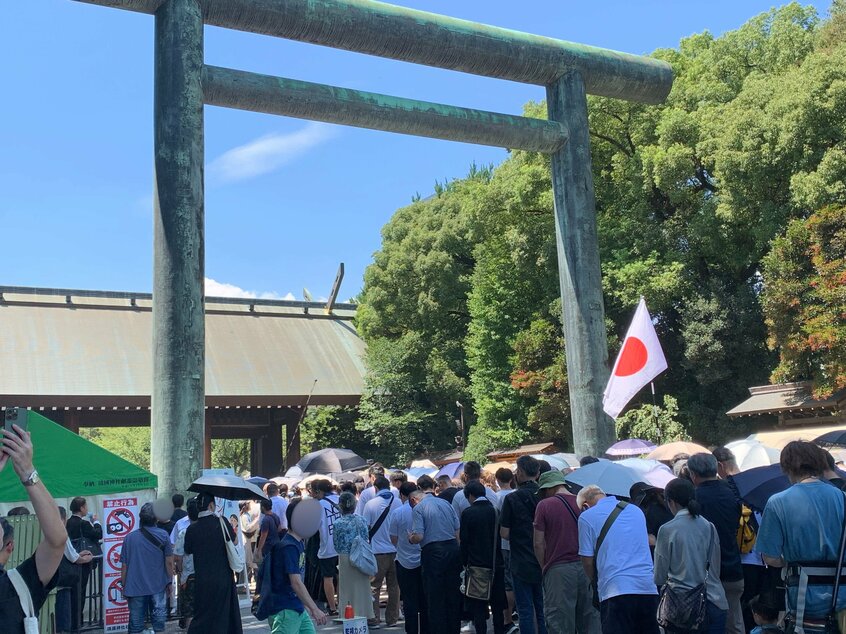 8月15日、多くの参拝者が訪れた靖国神社の境内で（撮影／AERA編集部・野村昌二）