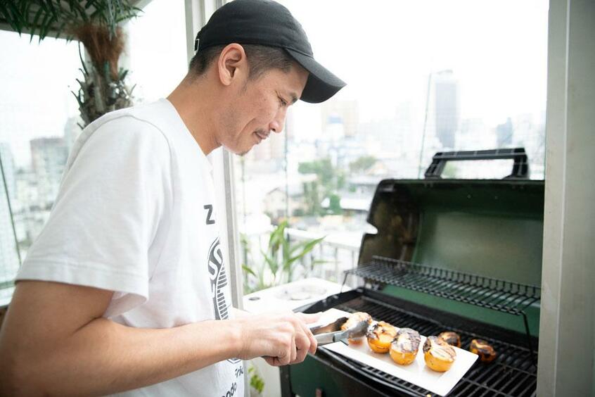 Ｚｅｅｂｒａ（ジブラ）／東京を代表するヒップホップ・アクティビスト。ヒップホップ専門ネットラジオ局「ＷＲＥＰ」では生放送「ＬＵＮＣＨＴＩＭＥ　ＢＲＥＡＫＳ」（平日１２～１４時）のＭＣを、テレビ朝日「フリースタイルダンジョン」（毎週火曜日深夜１時２６分～）ではオーガナイザー兼メインＭＣを務める。１月１１日（土）、審査員として出演するＭＣバトル「ＫＩＮＧ　ＯＦ　ＫＩＮＧＳ」が豊洲ＰＩＴで開催（撮影／品田裕美）