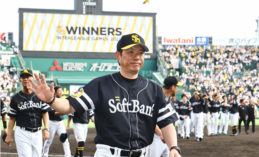 交流戦で優勝したソフトバンクの小久保監督と選手たち(日刊スポーツ)