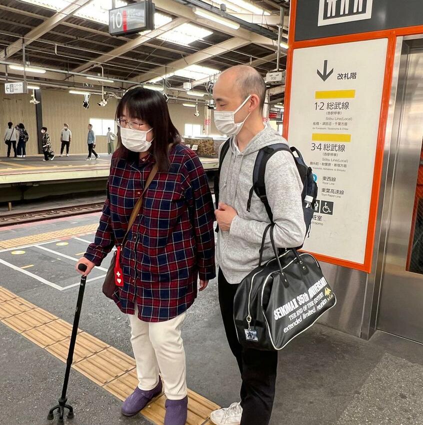 一人で「大黒ミサ」ツアー会場に行くのは不安があったが、派遣されたヘルパーの若松真さん(右)がサポートしてくれた(写真:クラウドケア提供)
