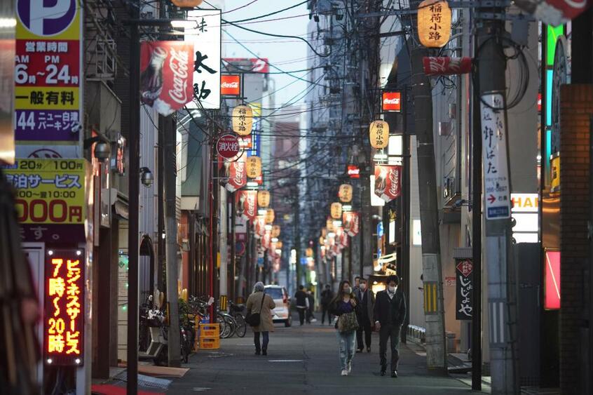 2020年5月7日、休業要請解除直後の仙台・国分町の繁華街の様子。人通りはまばらだった。(c)朝日新聞社
