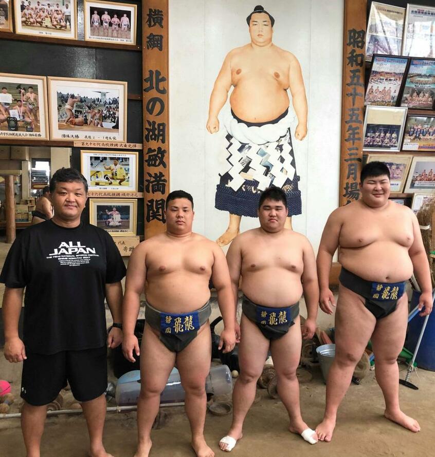 写真は左から栗原教諭、大村くん、永田くん、武井くん