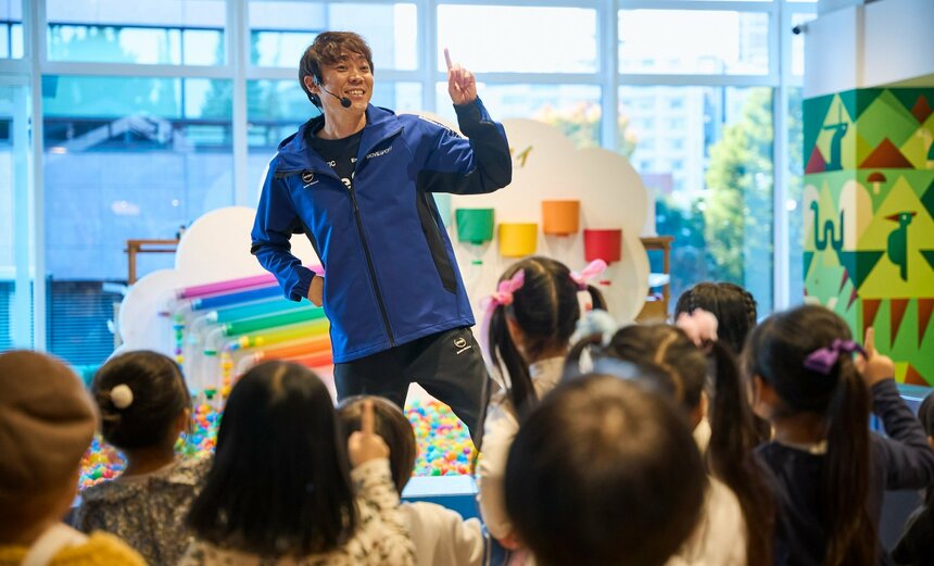 ITOCHU SDGs STUDIO KIDS PARK のワークショップで「むちゅう！ダンス」を教える よしお兄さん（提供）