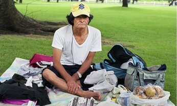 「ホームレス」が大事そうに持っているかばんには何が入っているのか 写真家・梁丞佑が目にした“現実”