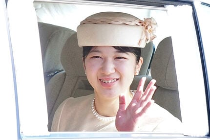 愛子さまの帽子に添えられた「ゴヨウツツジ」の意味は…特別な「お印」の花飾りで美智子さまの元へ〈GWスペシャル〉 | AERA dot. (アエラドット)