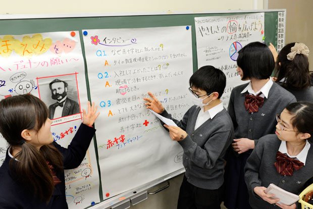 横浜市立南高校付属中学校班ごとに壁新聞を作る。「ボランティア新聞」を作った浅野巧人君は「人の役に立ち、やりがいを感じた」という（撮影／高井正彦）