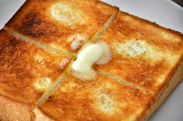 できあがったバタートーストは、しみこんだバターの香りと味が絶妙だった