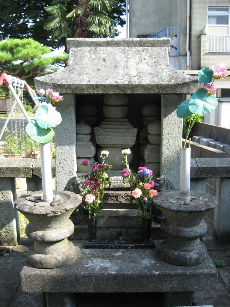 福井市の西光寺にある柴田勝家とお市の方の墓。石室内に勝家(前列中央)のほか、お市や血縁のものが眠る(写真:カジポン・マルコ・残月さん提供)