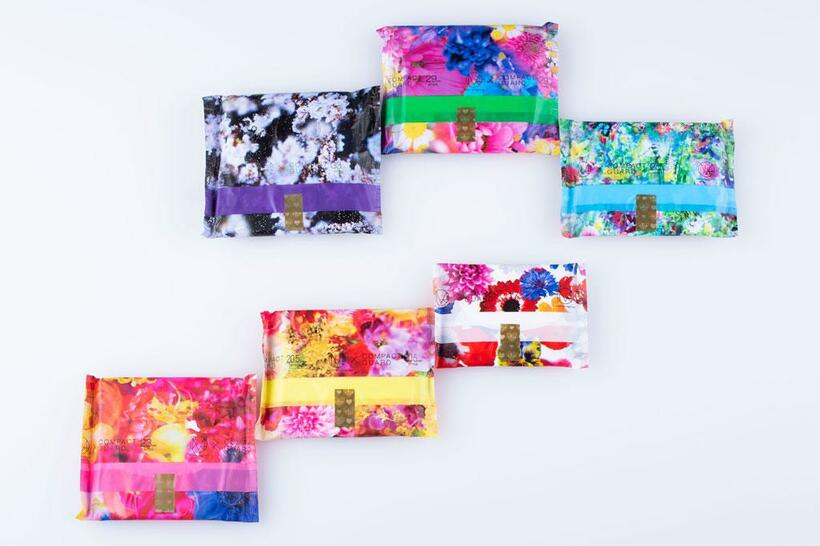 大王製紙「エリスコンパクトガード」と、蜷川実花さんのブランド「Ｍ　／　ｍｉｋａ　ｎｉｎａｇａｗａ」の協力で誕生した色鮮やかなナプキン。数量限定で発売中（撮影／写真部・高橋奈緒）
