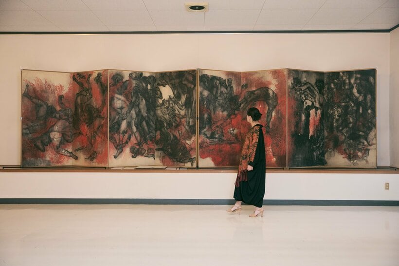 画家の丸木位里・丸木俊夫妻が共同制作した原爆の図・第2部《火》の前で（撮影／写真映像部・佐藤創紀）
