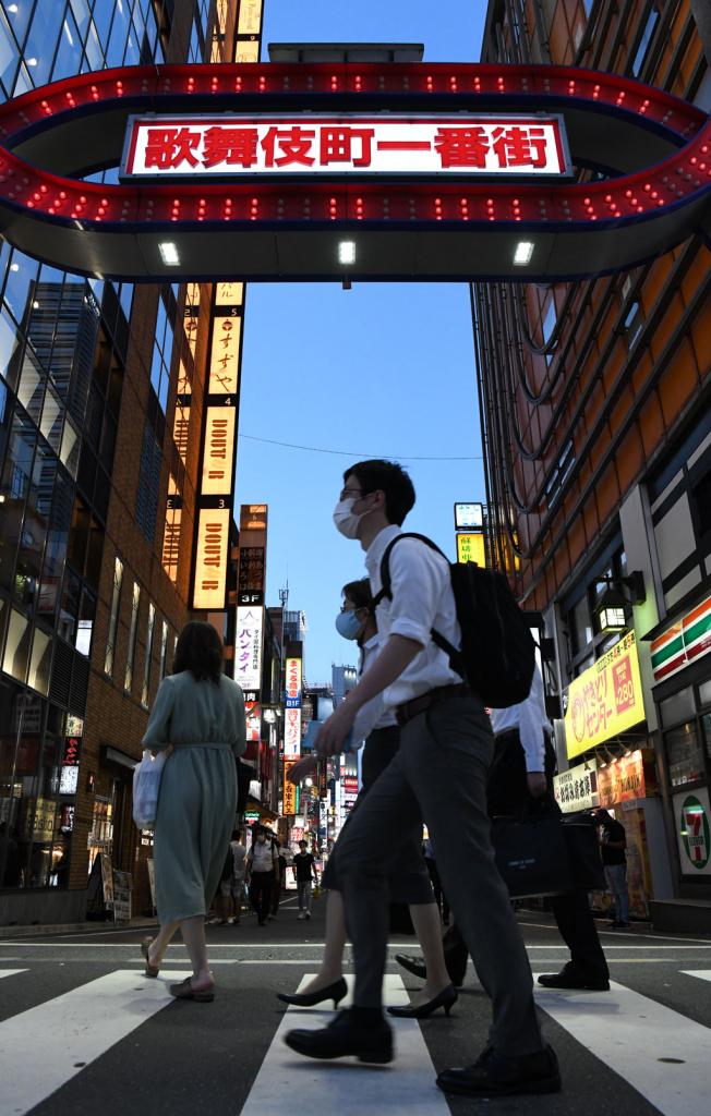 新規感染者が相次ぐ新宿・歌舞伎町を行き交う人々。新宿区のPCR検査陽性率は３０％前後と桁違いに高い／７月２日午後７時４分、東京都新宿区　（ｃ）朝日新聞社