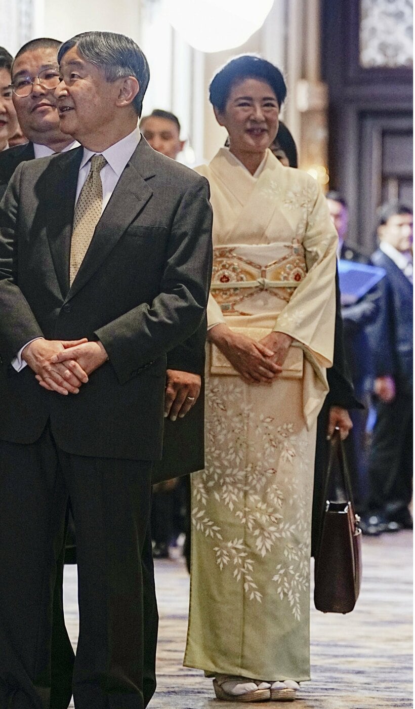 モンゴル大統領主催の晩餐会に臨む天皇陛下と皇后雅子さま。男性側はスーツにネクタイという、ゆるやかなドレスコードに合わせて、雅子さまは象牙色の地に「糸目」の技法で白い葉を描き出した品のよい訪問着。陛下のネクタイと雅子さまの帯の淡い黄色のリンクコーデが美しく調和する=2025年7月8日、ウランバートル