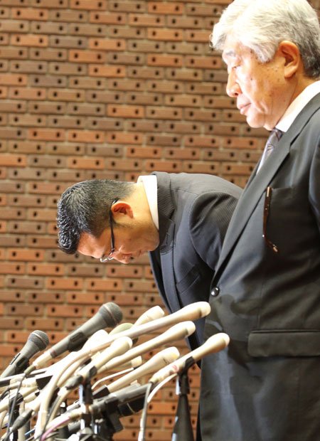 内田前監督や井上前コーチが５月２３日に開いた会見。記者と日大広報担当者が「日大のブランドを失墜させることになる」「落ちません」などと言い合う場面も　（ｃ）朝日新聞社