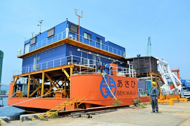 海底ケーブルの敷設作業は、ハイテク装置を搭載した台船の上で行われる。写真は全長８０メートル、幅２４メートルの台船「あさひ」