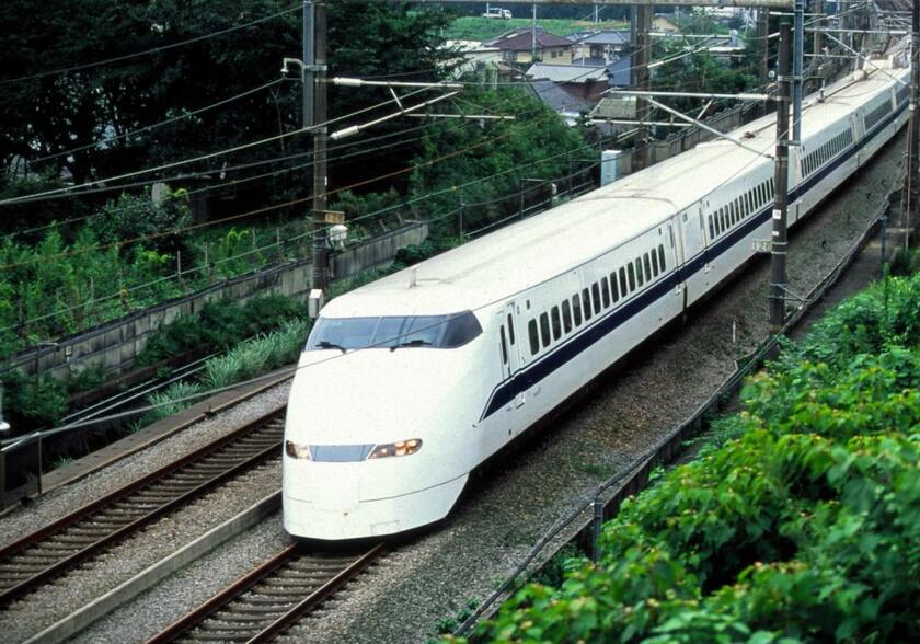 300系：新幹線初のフルモデルチェンジ車として登場。JR東海・西日本所属車とも、2012年3月16日に引退した（提供：東海旅客鉄道）