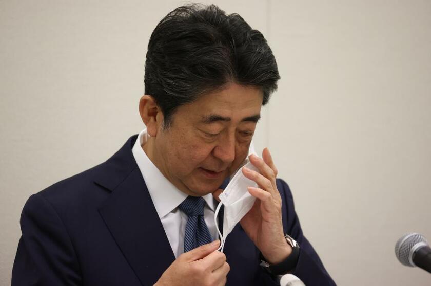 12月24日に謝罪会見した安倍前首相（C)朝日新聞社