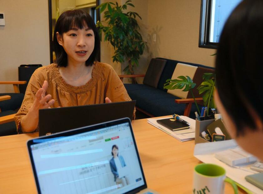 今は家事代行サービスのベンチャー企業「CaSy（カジー）」で広報として働く里田恵梨子さん（左）。「共働きの子育て世代の負担を少しでも軽くしたい」
