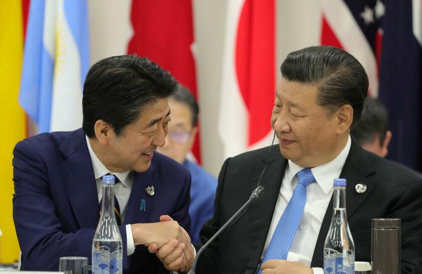 主要20カ国・地域首脳会議（G20サミット）で、議長の安倍晋三首相（当時）は中国の習近平国家主席と握手した／2019年6月、大阪（写真・ロイター／アフロ）