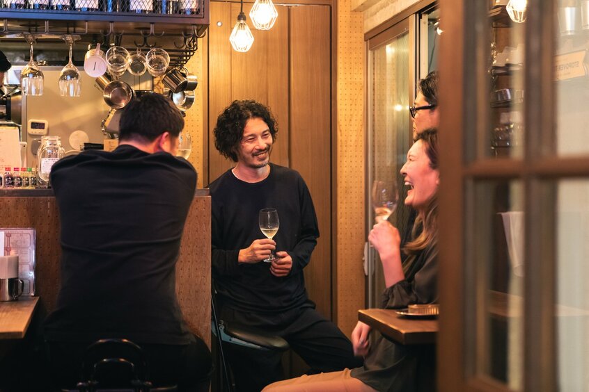 仕事帰りに立ち寄る浅草橋の行きつけのバー。飲み仲間には「健太郎さんはただのおっさん。偉そうじゃないし、おおらかでフレンドリーな人」と慕われている(撮影/植田真紗美)