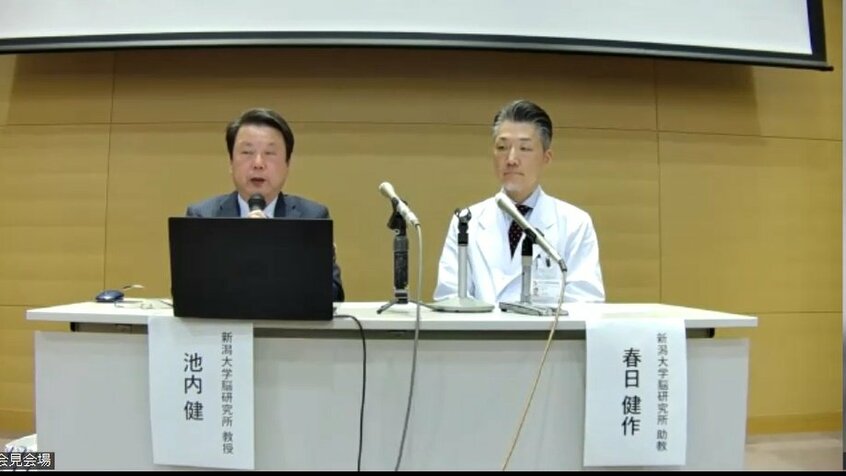 3月14日、新潟大学脳研究所で行われた記者会見。東京大学附属病院の新美芳樹准教授もZOOMで参加。