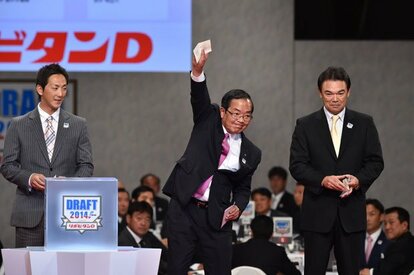 4球団が競合した早稲田大学の有原航平を引き当てた日本ハム。昨年くじ運が悪かった栗山監督ではなく、ゲンを担いで津田球団社長が引き、交渉権を獲得 (c)朝日新聞社 @@写禁