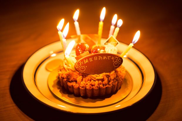 誕生日ケーキのろうそくは、願いごとをしながら消すんだ（※イメージ写真）