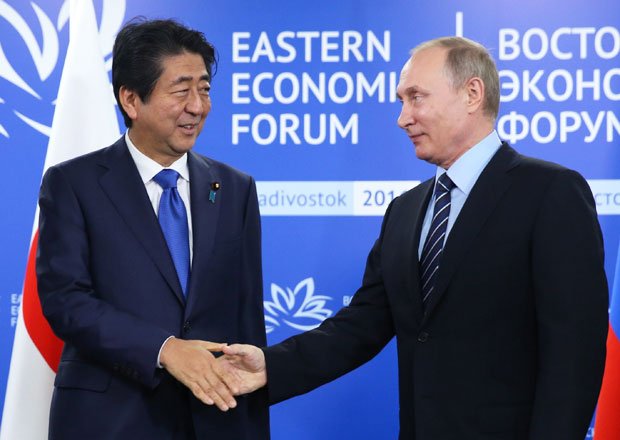 9月２日にロシアで会談した安倍首相とプーチン大統領　（ｃ）朝日新聞社