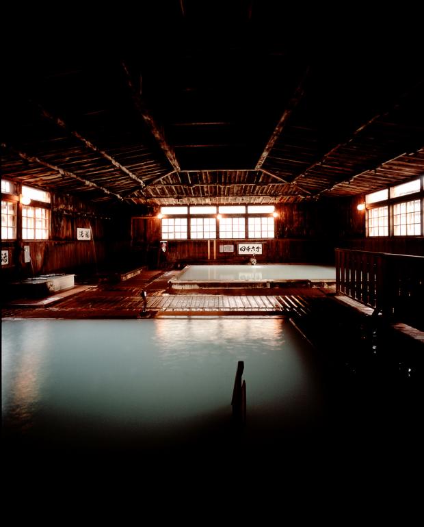 八甲田連峰の麓にある酸ケ湯温泉（青森県）の大浴場「ヒバ千人風呂」は、300年にわたって人々を癒やし続けてきた