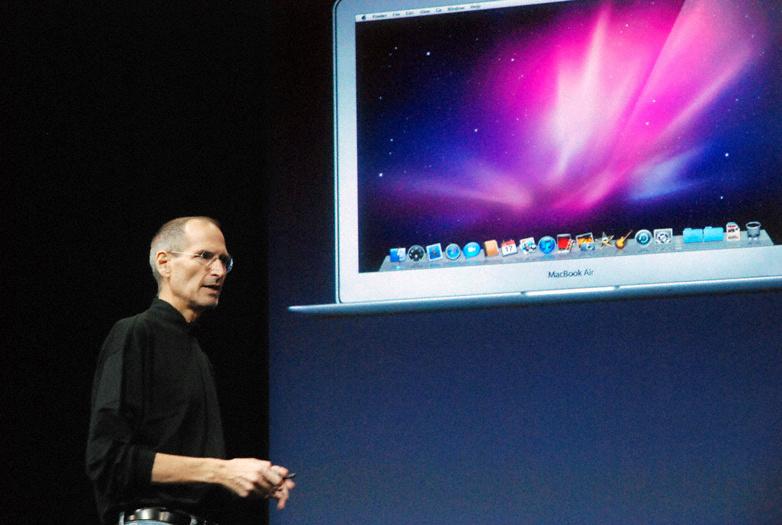 2010年10月、カリフォルニア州にある米アップル本社で、新型MacBook Airを発表するスティーブ・ジョブズCEO（当時）　（ｃ）朝日新聞社