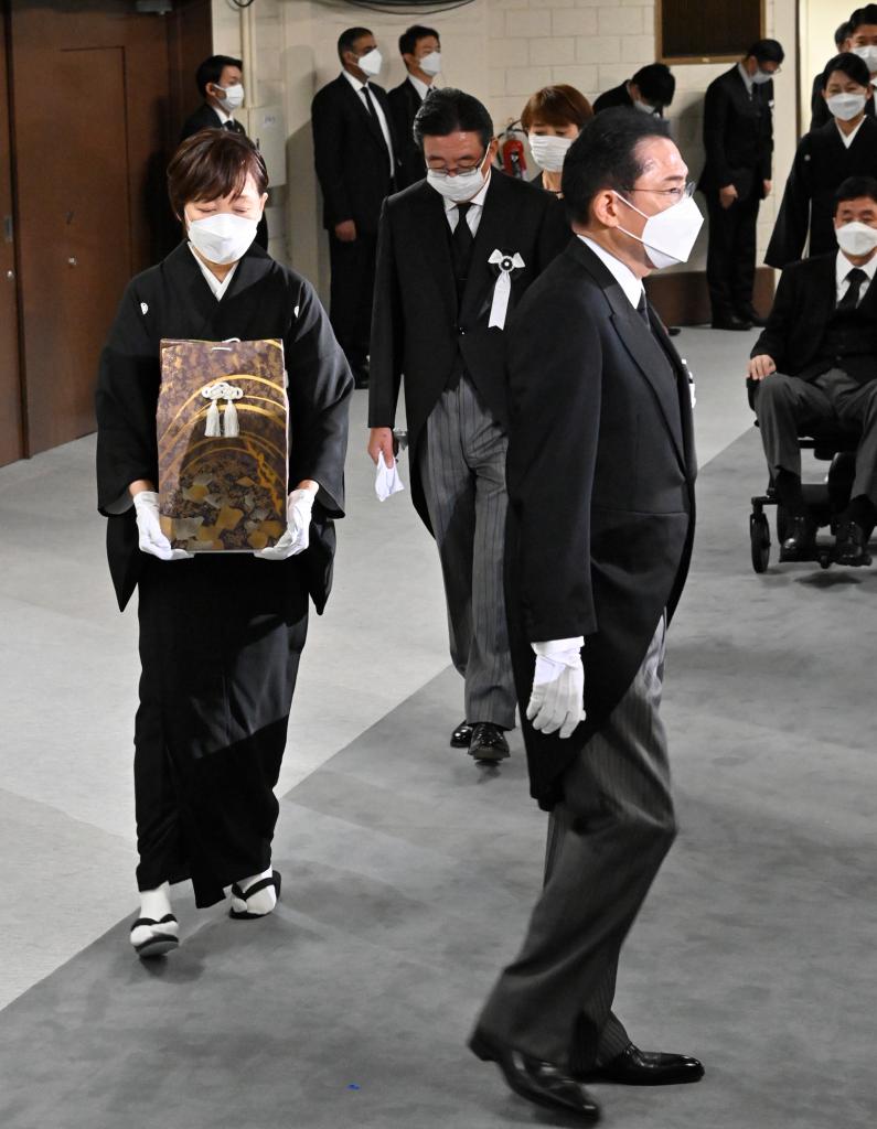 葬儀委員長の岸田文雄首相に続き、遺骨を運ぶ安倍昭恵さん
