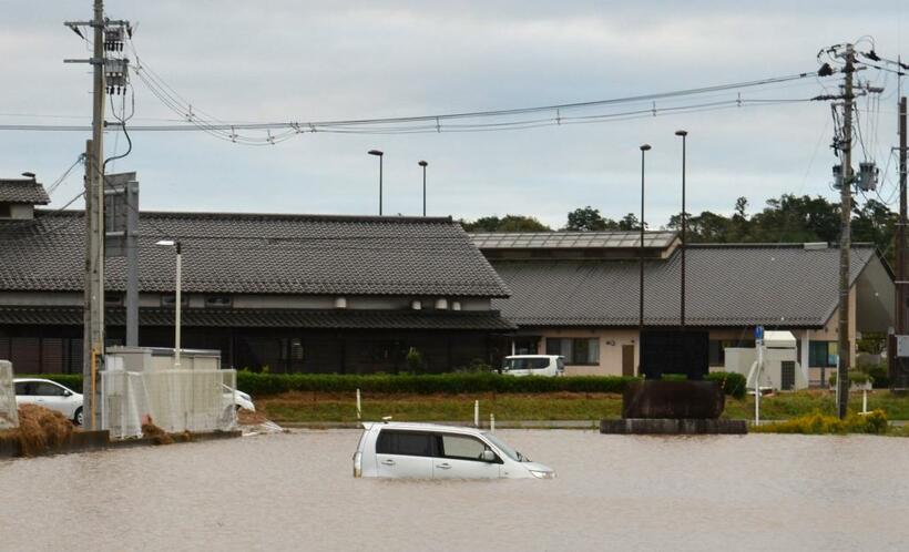 低気圧と台風２１号による豪雨で被災したのは家だけではない。一家に１台ではなく、１人１台が当たり前の地域では車の水没が即、日常生活に影響を及ぼす＝１０月２６日、福島県相馬市日下石　（ｃ）朝日新聞社