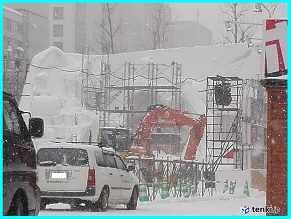 大通４丁目　ＳＴＶ広場で制作中の大雪像